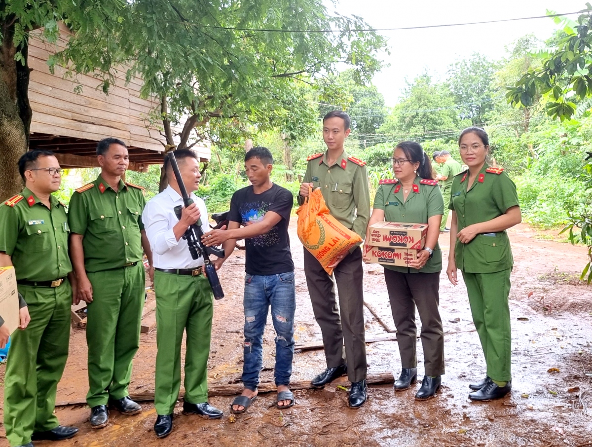 Công an chủ động lấy nhu yếu phẩm, lương thực, thực phẩm hỗ trợ, động viên, khích lệ nhân dân để đổi lấy súng đạn, vũ khí.