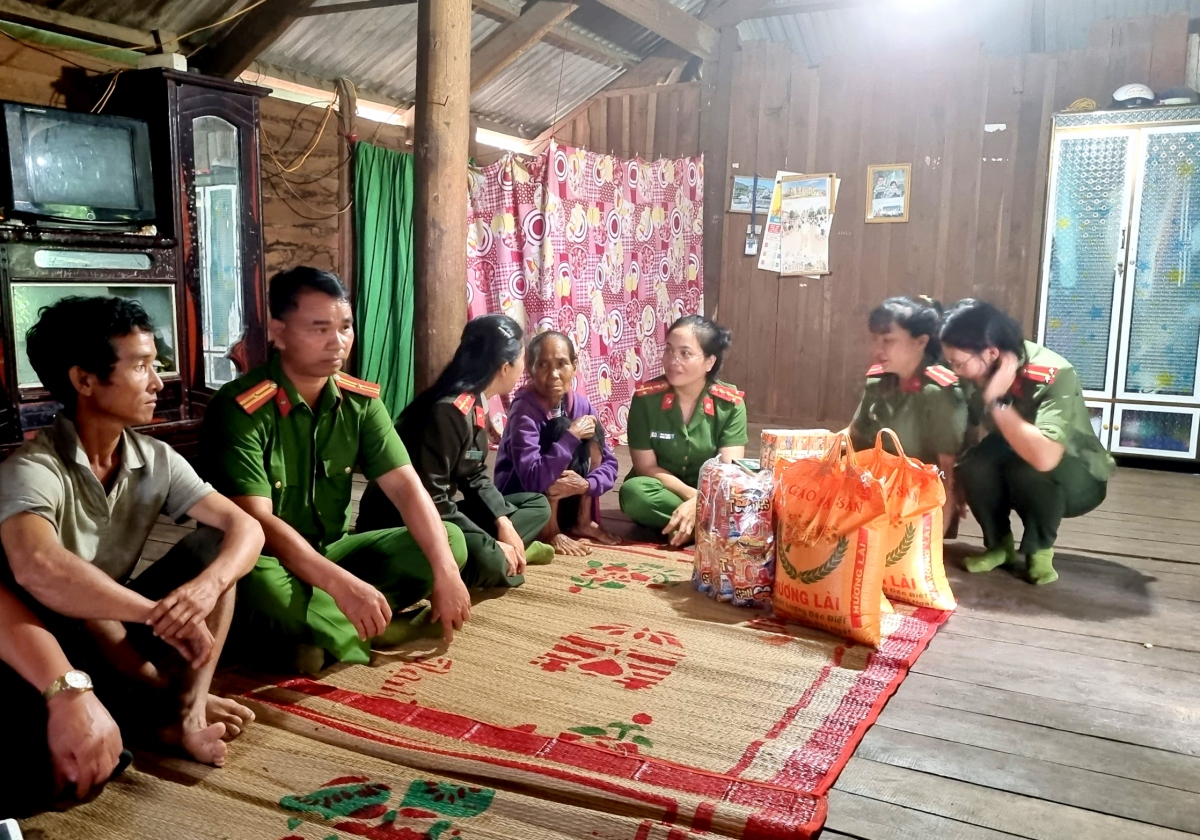 Cán bộ chiến sĩ công an học ngôn ngữ dân tộc thiểu số để giao tiếp, trò chuyện với người dân.