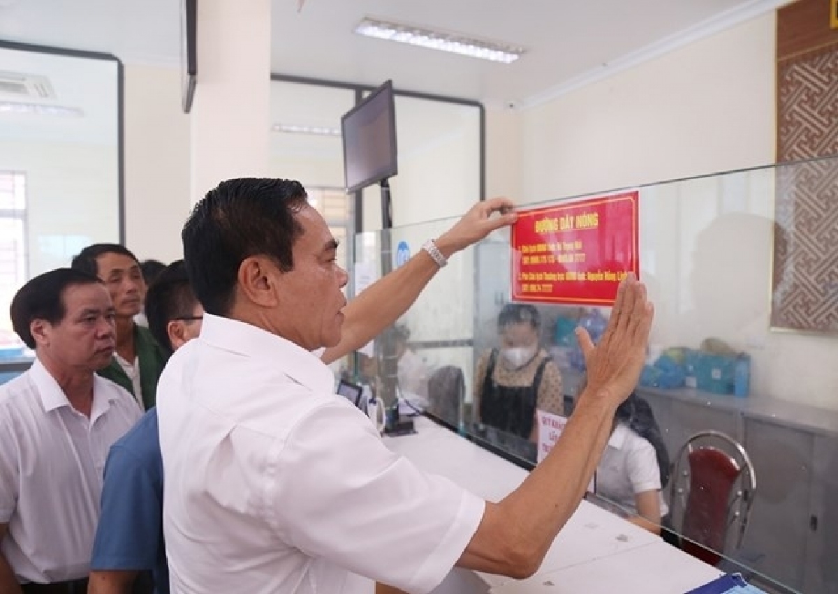 Chủ tịch UBND Hà Tĩnh tỉnh Võ Trọng Hải gắn đường dây nóng tại Trung tâm Hành chính công huyện Cẩm Xuyên. Ảnh BHT