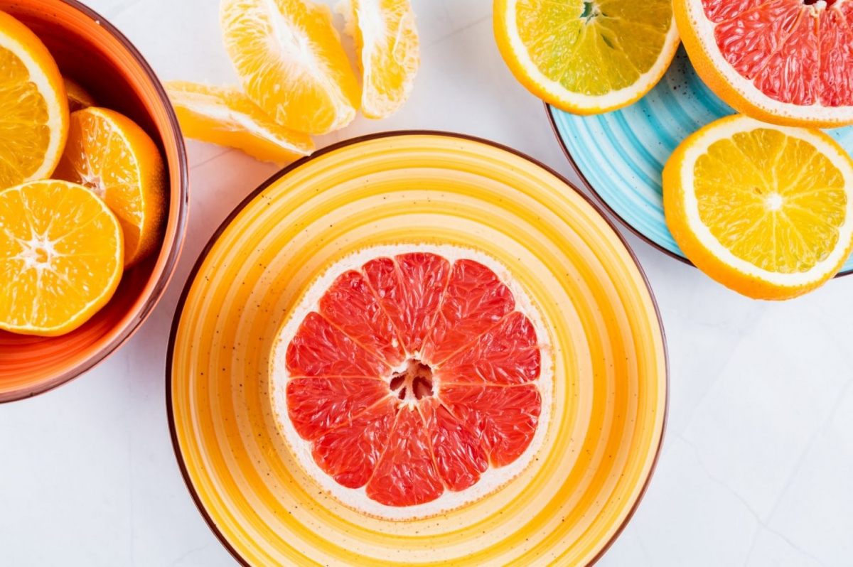 Làm đẹp da: Bưởi chứa nhiều vitamin C, giàu chất dinh dưỡng, chất chống oxy hóa, có tác dụng làm đẹp từ bên trong. Bưởi cũng chứa lycopene, có tác dụng làm giảm mẩn đỏ và viêm da, giúp làm đều màu da cho làn da mịn màng. Vitamin A có trong bưởi giúp giảm sự xuất hiện các nếp nhân, làm mềm da, hỗ trợ tăng cường sản xuất collagen. 