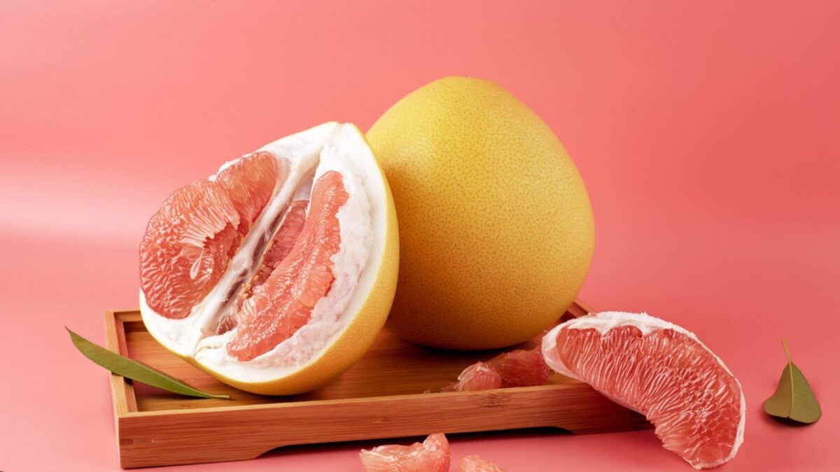Giảm nguy cơ đột quỵ: Bưởi chứa nhiều flavonoid, có tác dụng làm giảm nguy cơ đột quỵ. Nhiều nghiên cứu cho rằng, nếu bạn thường xuyên ăn các loại trái cây họ cam quýt như bưởi, cam, quýt,... từ sớm sẽ làm giảm khả năng đột quỵ khi bước vào độ tuổi trung và lão niên.