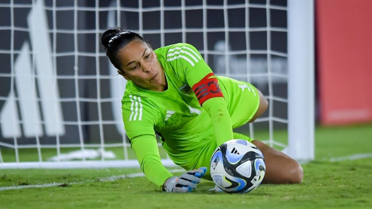 Vanina Correa (Argentina) - 39 tuổi: Thủ môn Vanina Correa đóng vai trò quan trọng trong hành trình ĐT nữ Argentina giành vé dự World Cup nữ 2023 khi ra sân trọn vẹn 6 trận đấu. Thủ thành sắp bước sang tuổi 40 đã gắn bó với ĐT nữ Argentina suốt từ năm 2003 đến nay.
