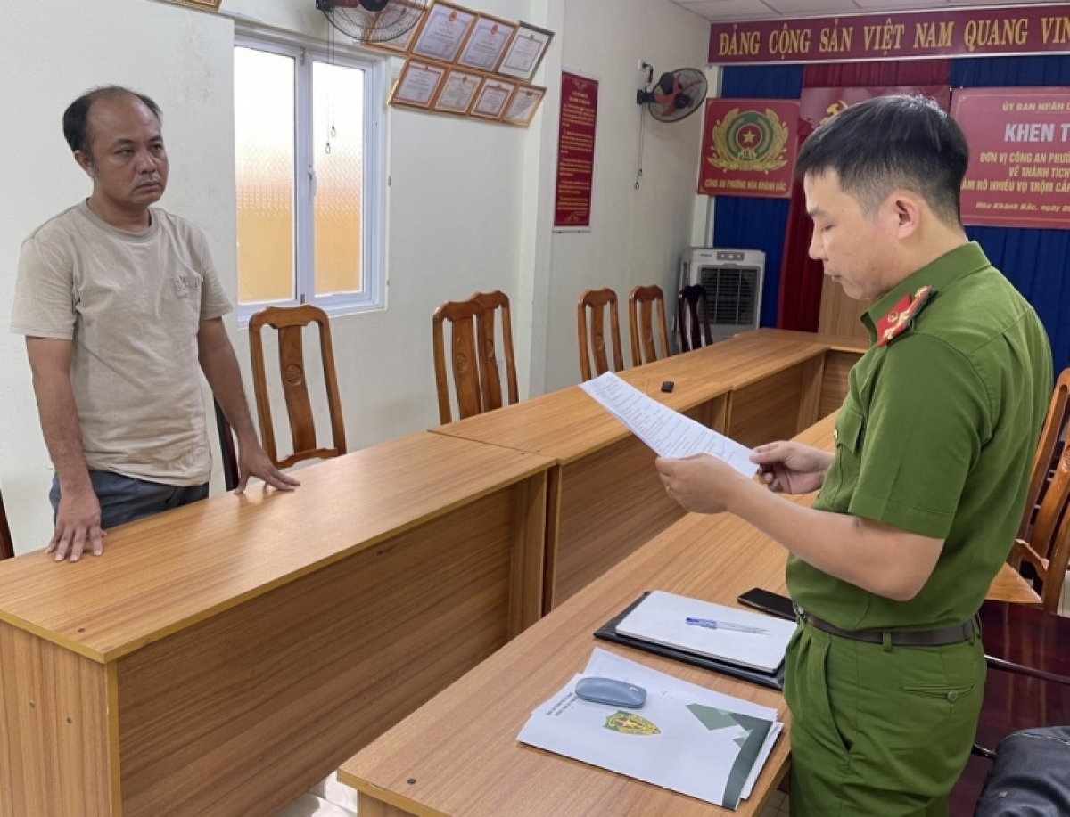 CSĐT Công an TP Đà Nẵng tống đạt các quyết định đối với Phùng Đình Dương Kha.