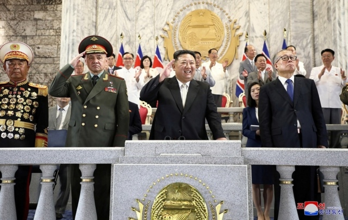 Nhà lãnh đạo Triều Tiên Kim Jong Un (giữa), Ủy viên Bộ chính trị, Phó Chủ tịch Quốc hội Trung Quốc Lý Hồng Trung (phải) và Bộ trưởng Quốc phòng Nga Sergei Shoigu tham dự lễ duyệt binh ở Bình Nhưỡng ngày 27/7. Ảnh: KCNA