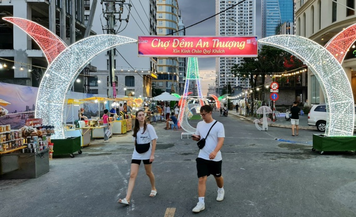 An Thuong pedestrian street and night market opens to the public on the evening of July 15.