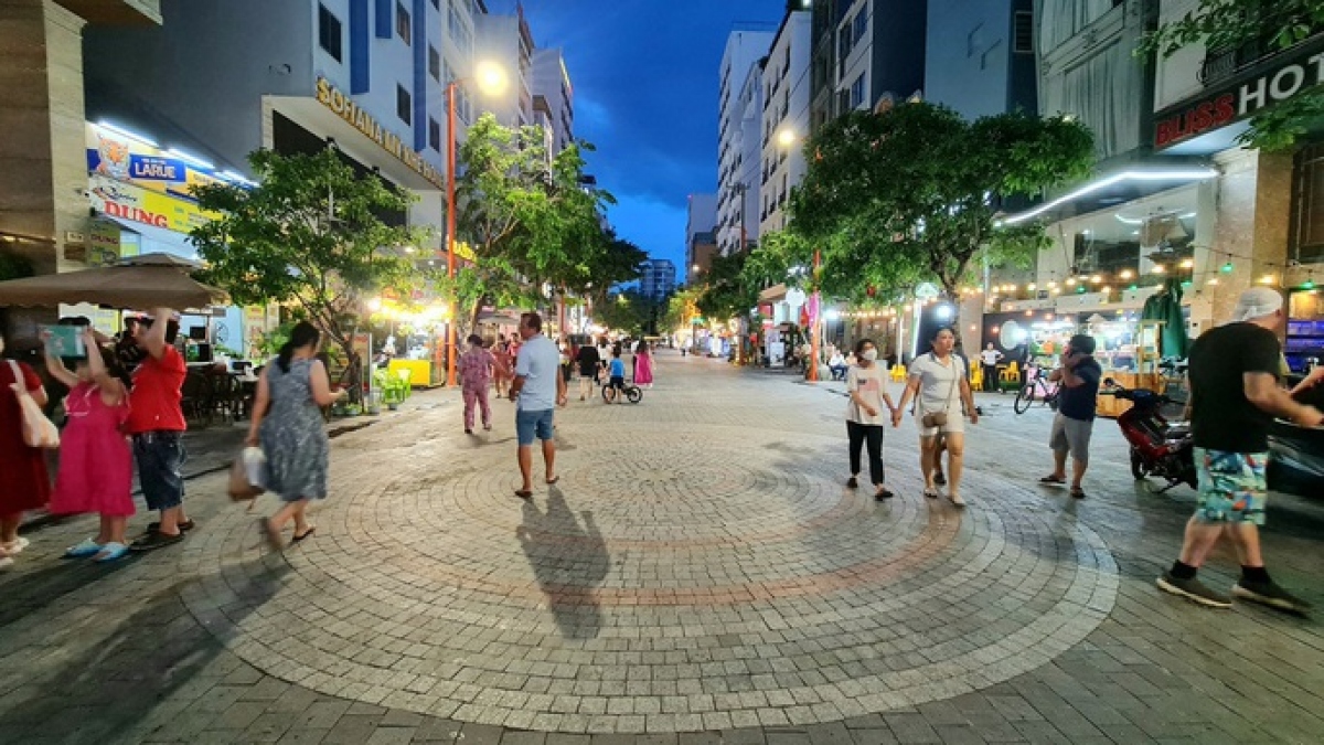 The opening of the market aims to create new tourism products and services, thereby meeting the entertainment, shopping, and cuisine demands of tourists and contributing to the development of tourism services of the locality, says Bach Ngoc Hai, chairman of the People's Committee of My An Ward.