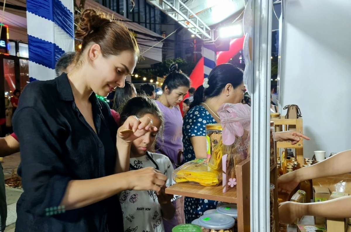 Local authorities also organise a fair introducing typical products of Da Nang and neighbouring localities, souvenirs, and gifts to serve customers and tourists.