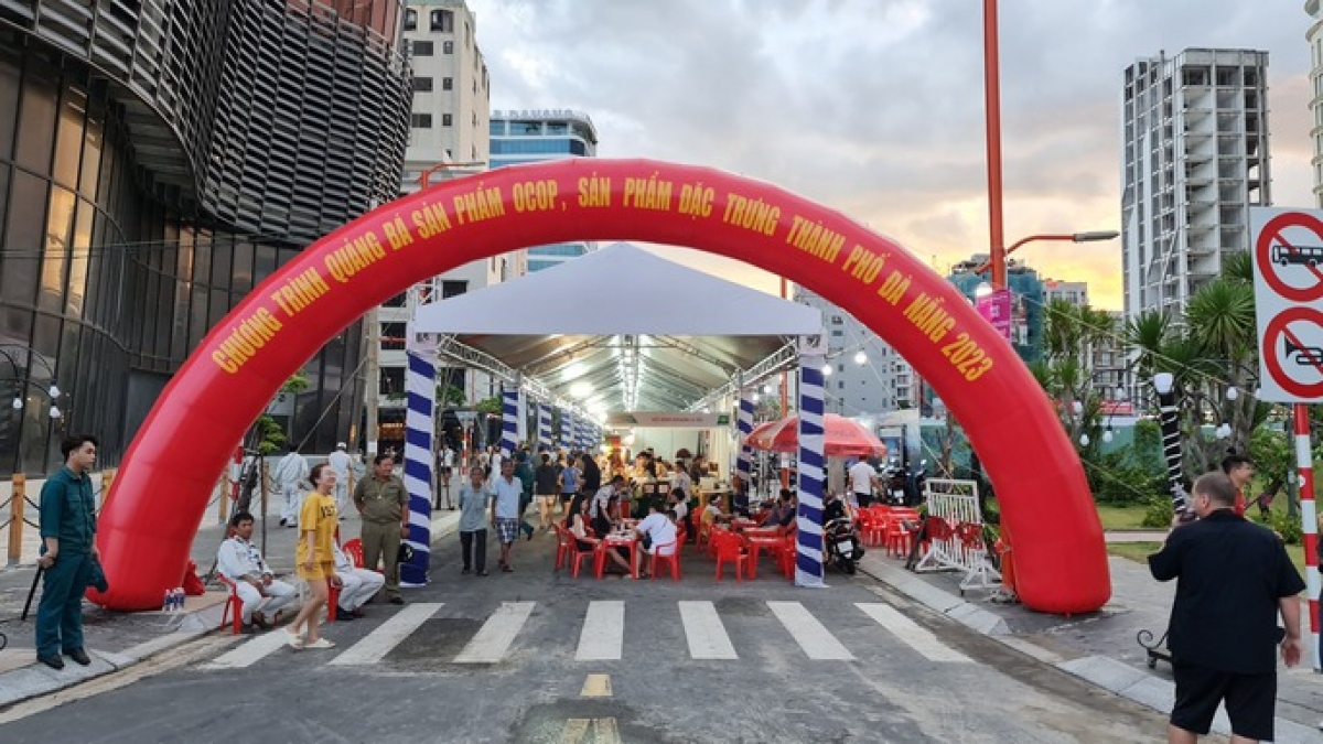 A night market is held on the sidewalk of Tran Bach Dang street with nearly 40 stalls selling foods and drinks to serve both tourists and locals.
