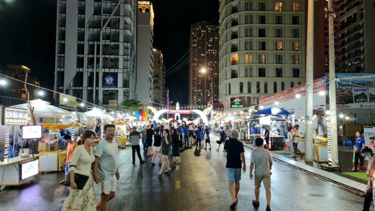 Art performances are also staged at the fair to attract visitors.