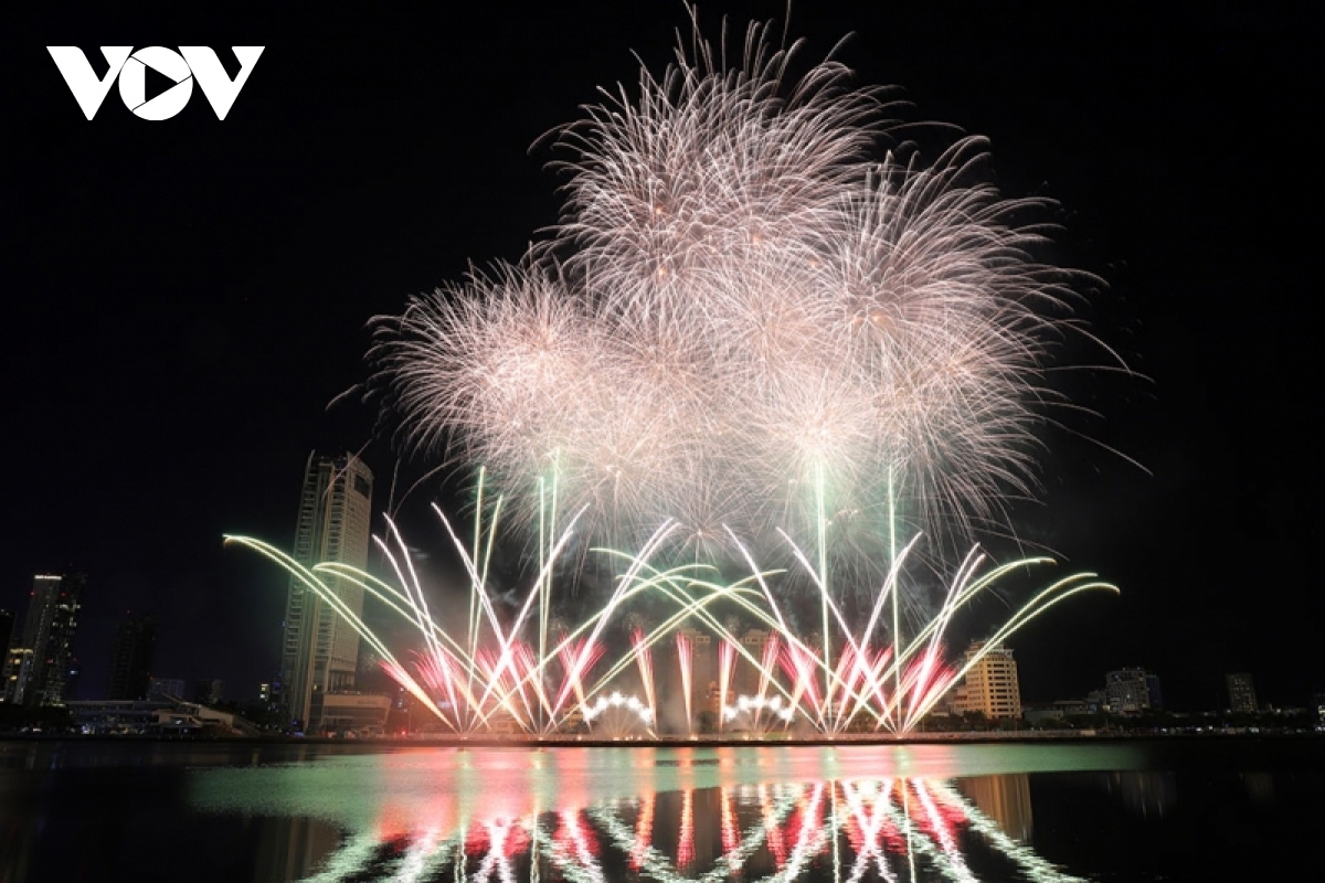 Beyond their expectations, spectators gathering around the Han River on July 8 evening were treated to dazzling performances mixed with captivating music put in by two fireworks teams from France and Italy.