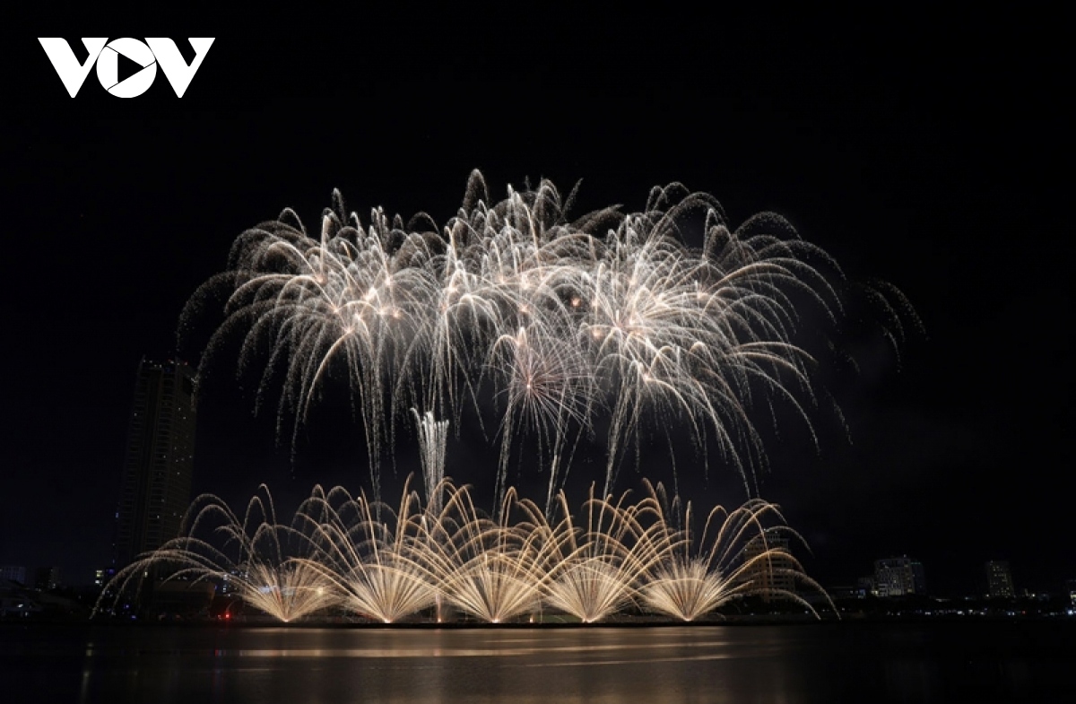 The Italian team opened the final competition with a colourful fireworks display, lighting up the romantic Han River. Meanwhile, the French team gave an emotional fireworks display, fascinating hordes of spectators.