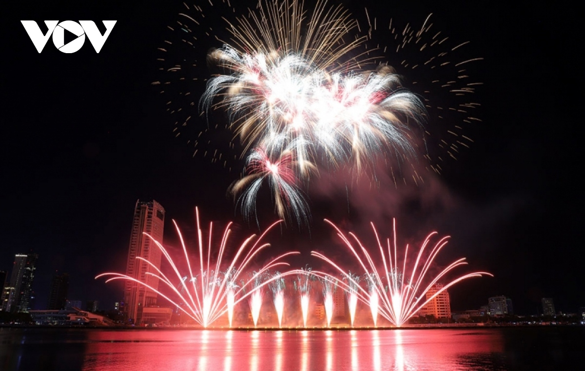 Spectators could not take their eyes off the world-class fireworks displays put on by both teams on the background of French, US-UK and K-pop music.