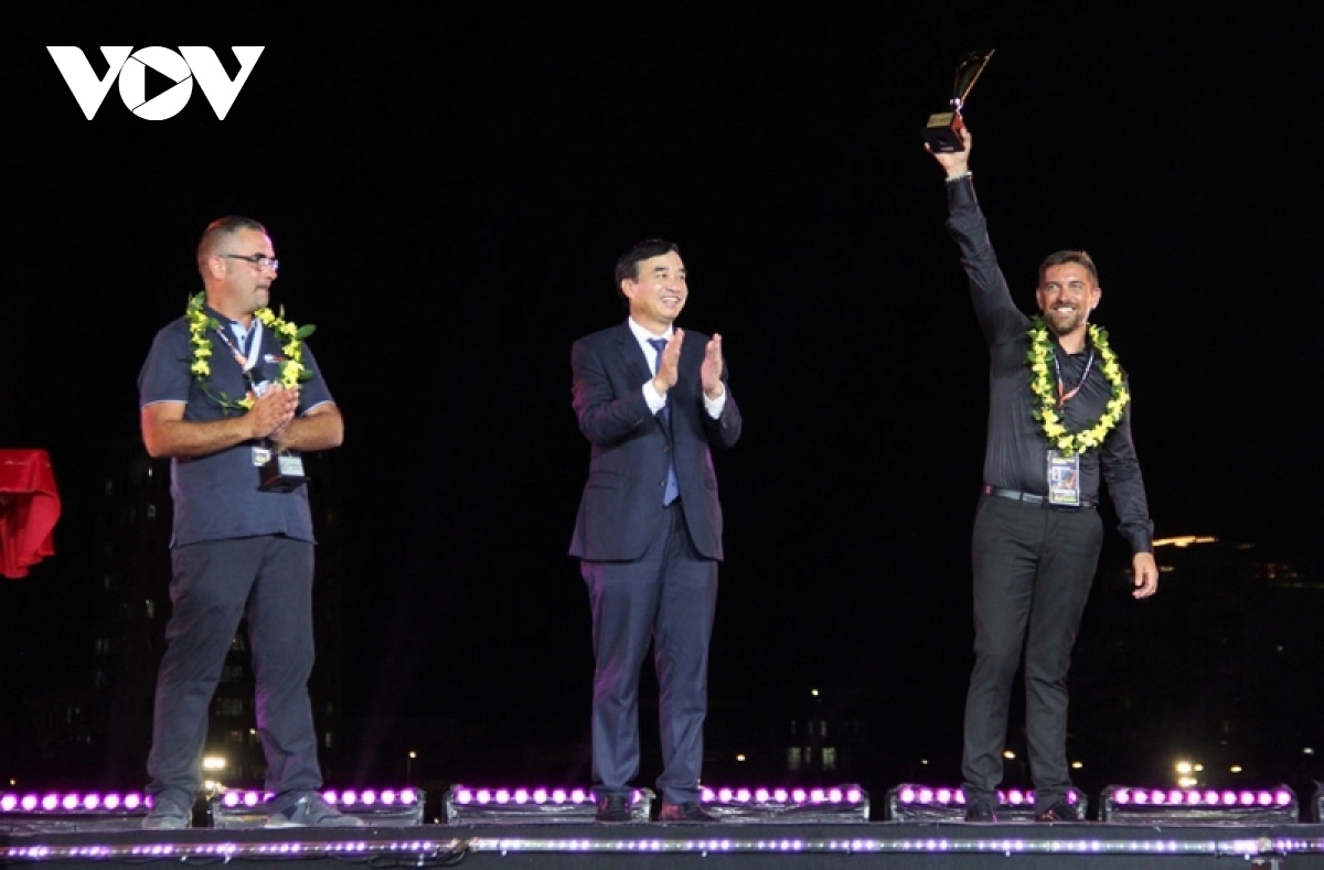 Winning first place, the fireworks team from France received the championship trophy and a prize of Ú$20,000. The Italian fireworks team won second place with a prize of US$10,000.