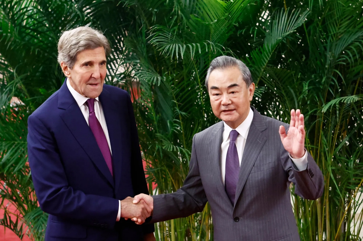 Đặc phái viên của Tổng thống Mỹ về các vấn đề biến đổi khí hậu John Kerry và Ủy viên Bộ Chính trị, Chủ nhiệm Văn phòng Ủy ban Công tác Đối ngoại Trung ương Đảng Cộng sản Trung Quốc Vương Nghị. Ảnh: AP