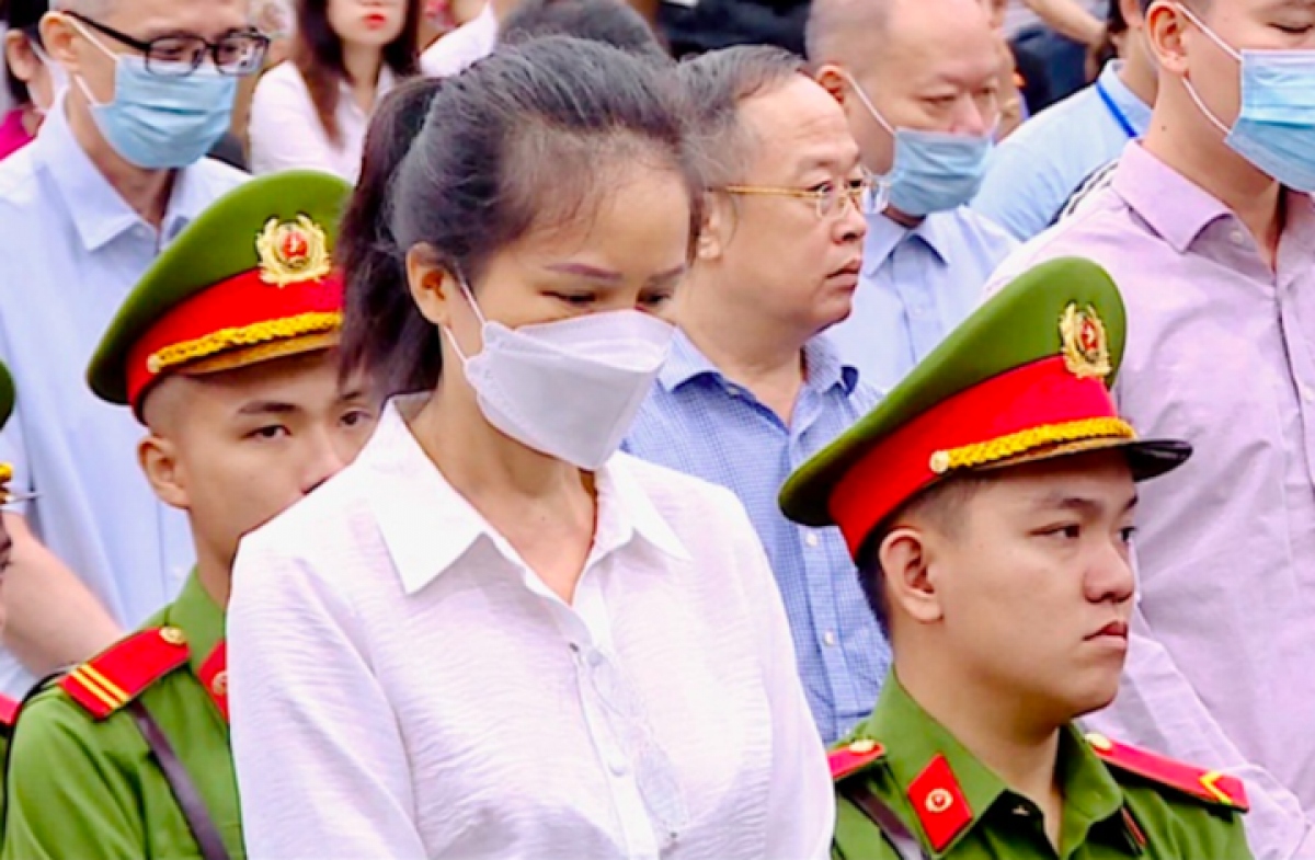Cựu Cục trưởng Cục Lãnh sự Bộ Ngoại giao Nguyễn Thị Hương Lan tại toà.