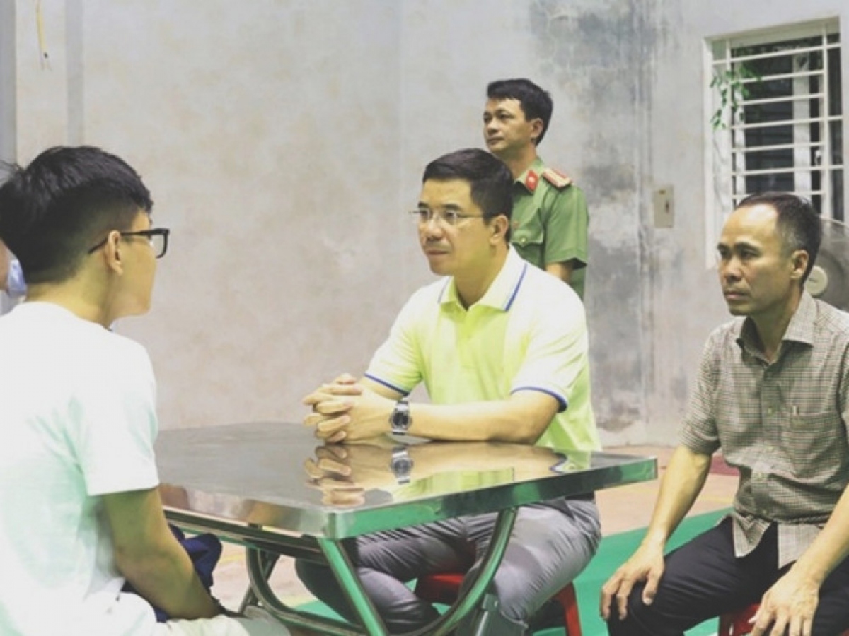 Đại tá Nguyễn Hồng Phong - Giám đốc Công an Hà Tĩnh trực tiếp làm việc với các đối tượng. Ảnh: Công an tỉnh cung cấp