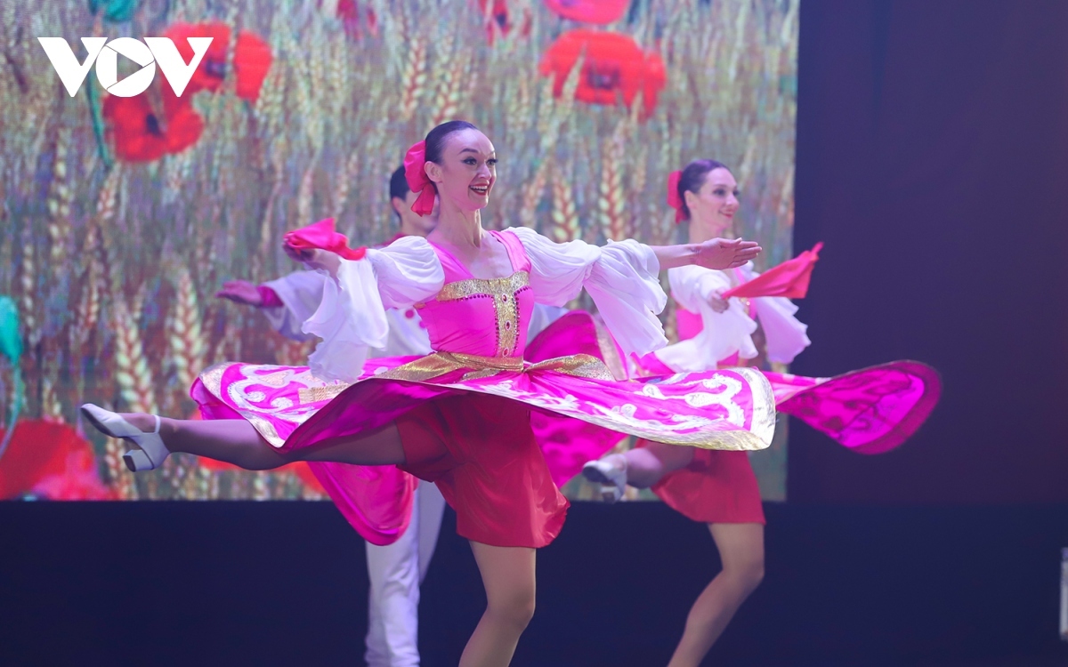 Borodenko Andrey, acting director of the Center for Russian Science and Culture, in Hanoi expresses his positive impression on the hospitality of Ha Long city’s audiences and the organisers in Quang Ninh province.