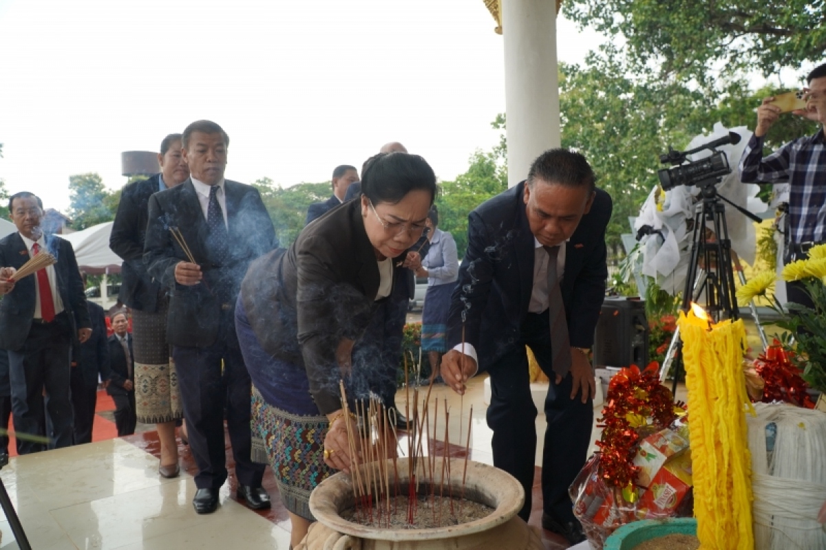 Đại diện chính quyền tỉnh Vientiane thắp hương tưởng niệm các anh hùng liệt sĩ.