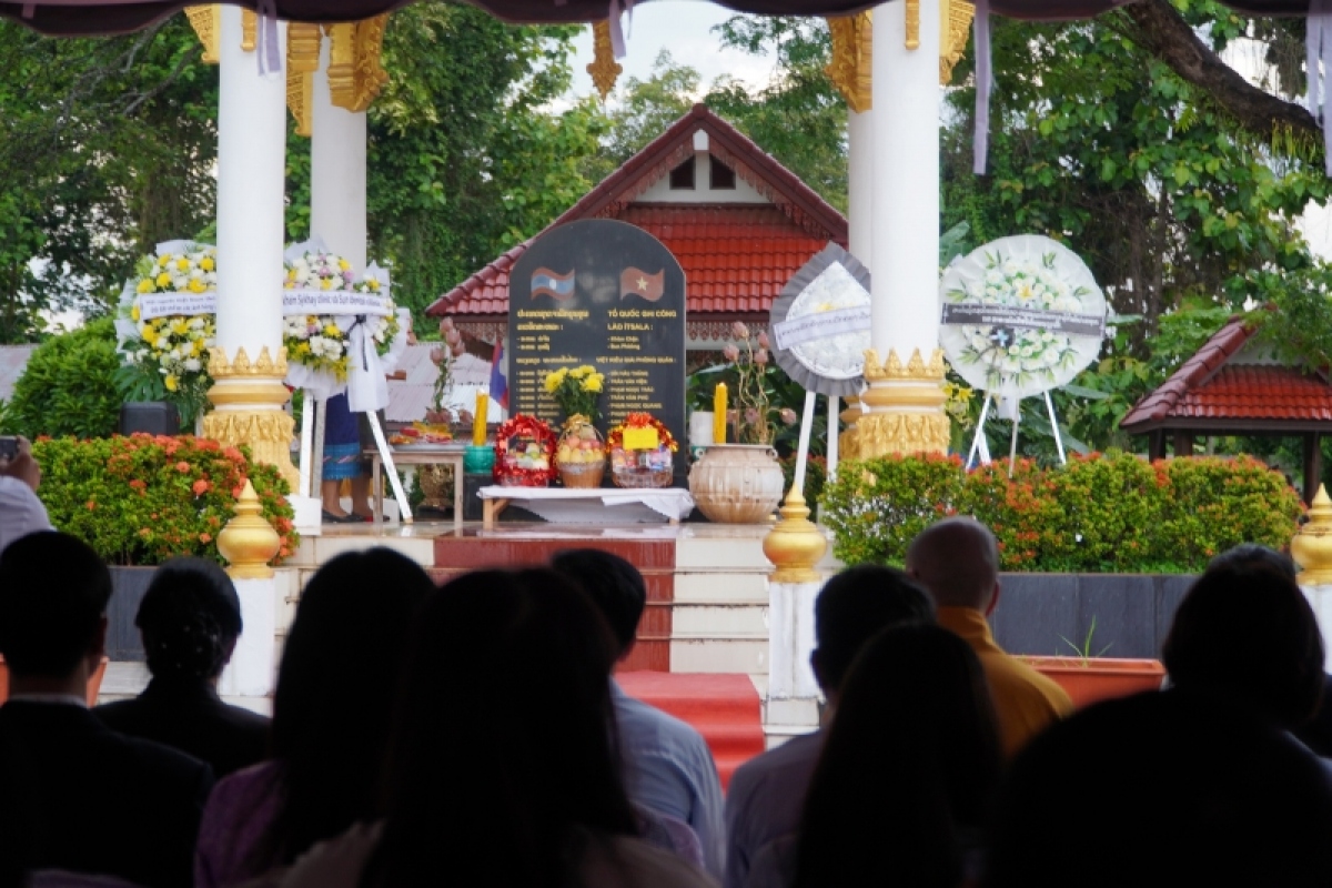 Lễ dâng hương tưởng niệm các anh hùng liệt sĩ tại Khu di tích Liên quân chiến đấu Lào – Việt.