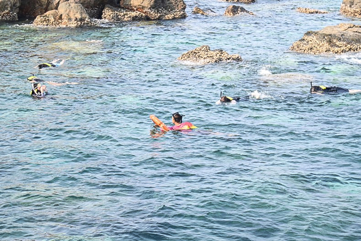 Du khách trải nghiệm lặn biển quanh đảo Koh Mak. Nguồn: Báo Nhân dân