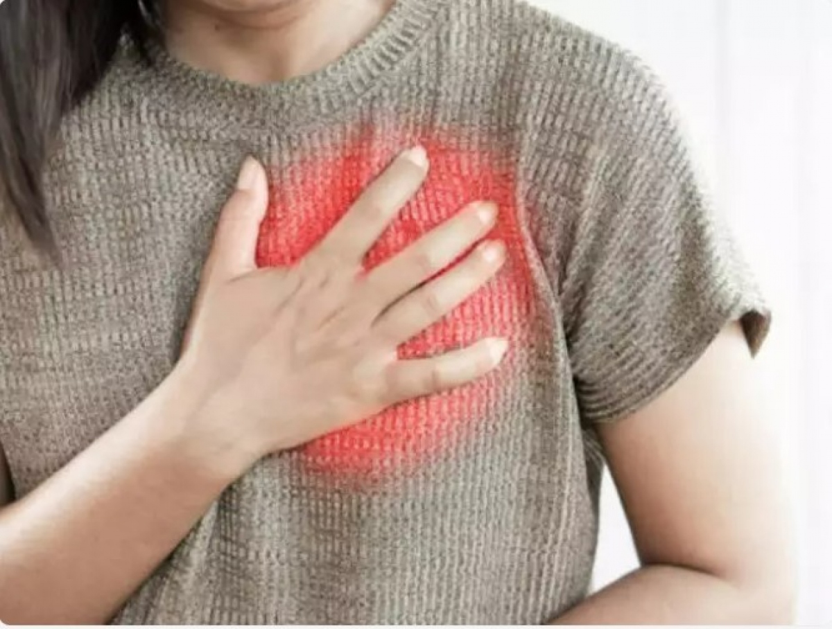 Cảm thấy khó thở thường xuyên hơn: Nếu bạn cảm thấy khó thở, tức ngực thường xuyên hơn trước thì đừng trì hoãn thêm nữa mà hãy đến gặp bác sĩ ngay. Các vấn đề về hô hấp liên quan đến tim thường được kích hoạt bởi các hoạt động thể chất nhẹ như làm việc nhà và thậm chí là leo cầu thang.