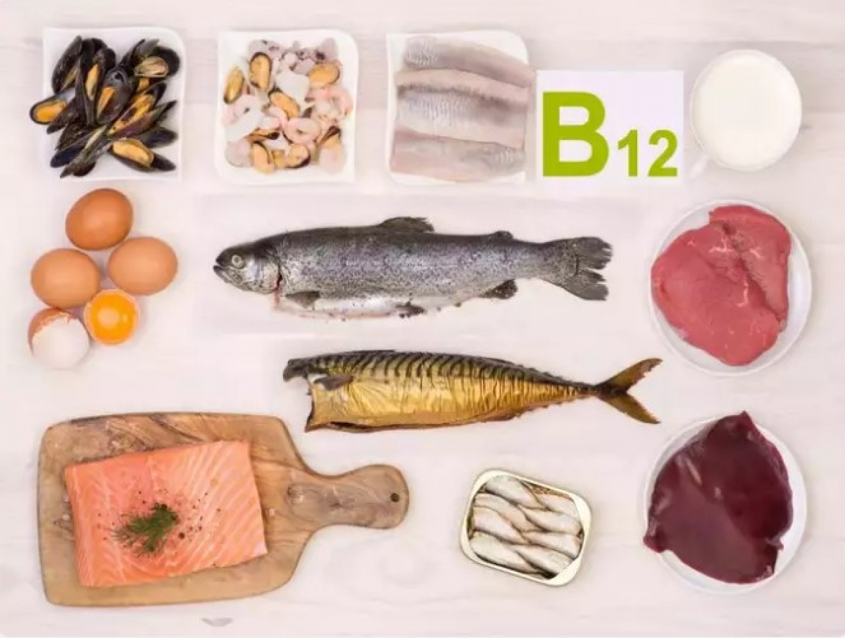 Ngoài mệt mỏi, các triệu chứng thiếu B12 khác bao gồm thở nhanh hoặc thở dốc, đau đầu, khó tiêu, chán ăn, đánh trống ngực, các vấn đề về thị lực, cảm thấy yếu, tiêu chảy, lưỡi đau hoặc đỏ, các vấn đề về trí nhớ, hiểu biết và phán đoán (thay đổi nhận thức).