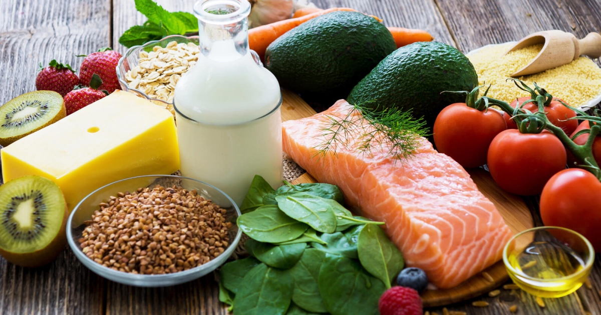 Vitamin B12, một loại vitamin thiết yếu được cơ thể sử dụng để tạo ra các tế bào hồng cầu khỏe mạnh. Khi thiếu vitamin B12 lâu dài gây nguy hiểm cho sức khỏe của bạn, như dẫn đến các tác dụng phụ tiềm ẩn: tổn thương thần kinh, suy tim và thậm chí là ung thư dạ dày.