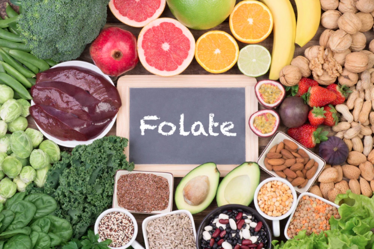 Ngăn ngừa thiếu hụt folate: Folate được tìm thấy tự nhiên trong nhiều loại thực phẩm, vì thế bạn có thể nhận được nhiều vitamin B9 thông qua chế độ ăn uống hằng ngày. Một số thực phẩm giàu folate bao gồm đậu Hà Lan, đậu, các loại đậu, trái cây họ cam quýt, rau lá xanh đậm, gan, hải sản, trứng, sữa, thịt, thịt gia cầm và thực phẩm tăng cường như ngũ cốc và mì ống.