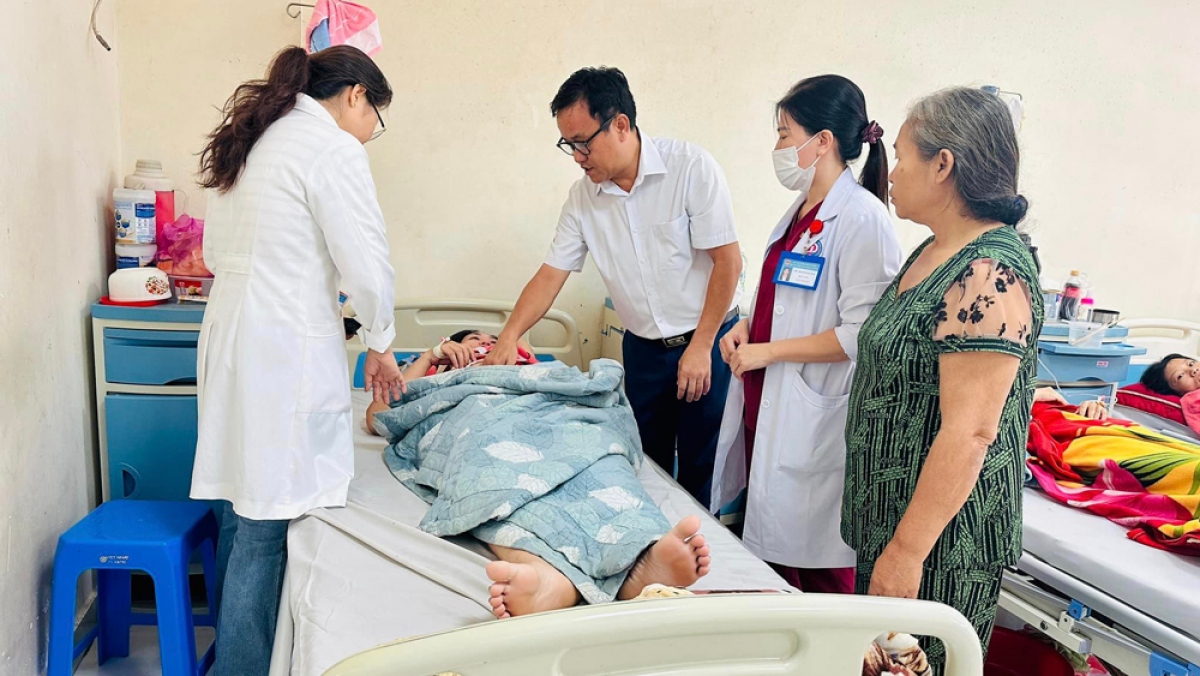 Lãnh đạo Sở Y tế đến thăm, giải thích thêm cho bệnh nhân và người nhà về hiểu lầm bị cắt buồng trứng. (Ảnh: MC)