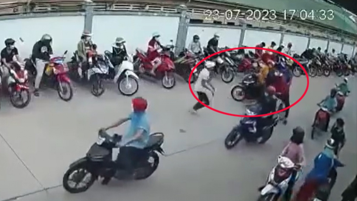 Hai bên đánh nhau trước cổng công ty (ảnh cắt từ video)