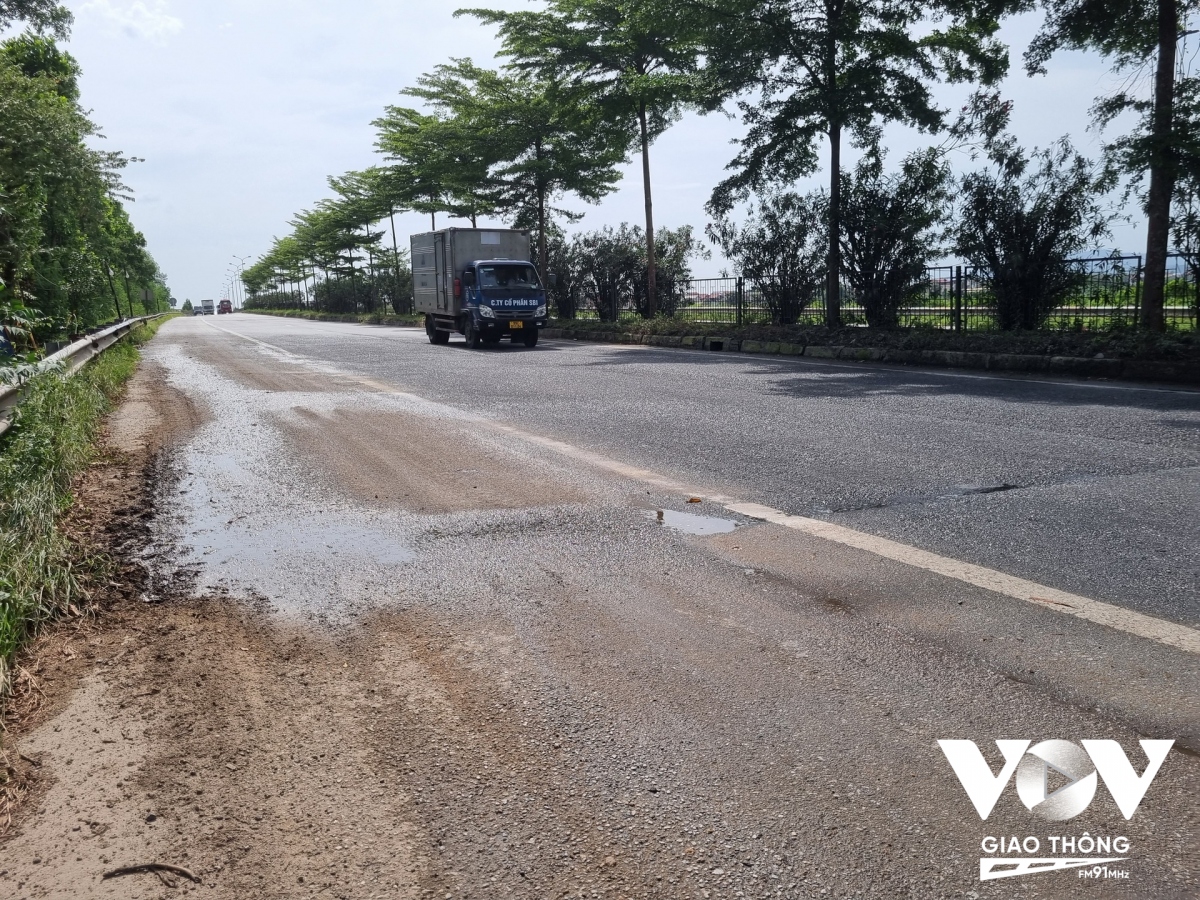 Do đường trũng vào giữa nên nước thải thường xuyên ứ đọng, nhớp nháp