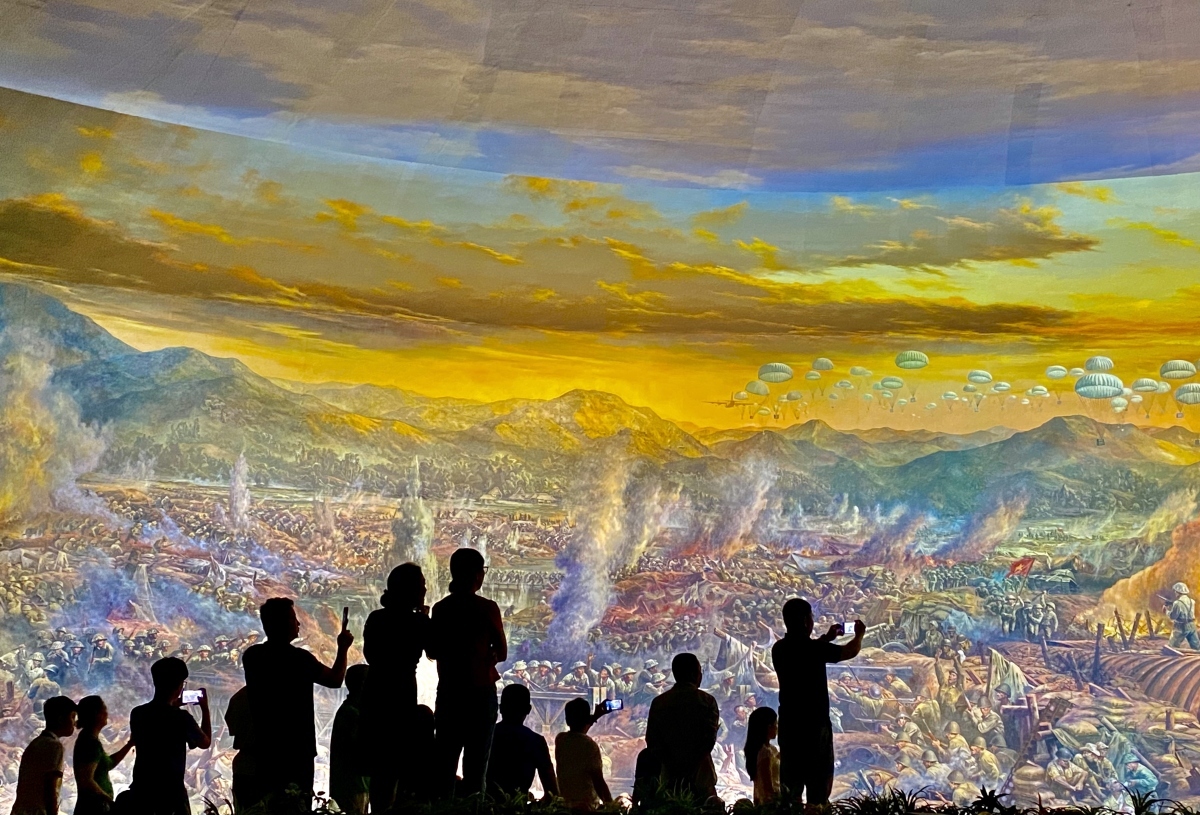 Placed at Dien Bien Phu Historical Victory Museum, the artwork, featuring 4,500 characters, is a panorama of the Dien Bien Phu battlefield at different times from late 1953 to May 7, 1954.