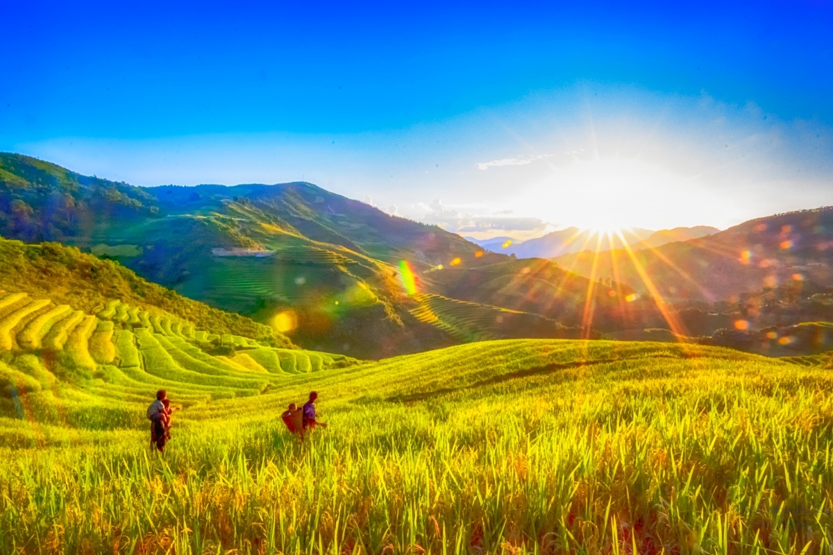 Tua Chua is a mountainous district found within Dien Bien province and is mainly inhabited by the Mong ethnic group. The area boasts many pristine and majestic natural landscapes.
