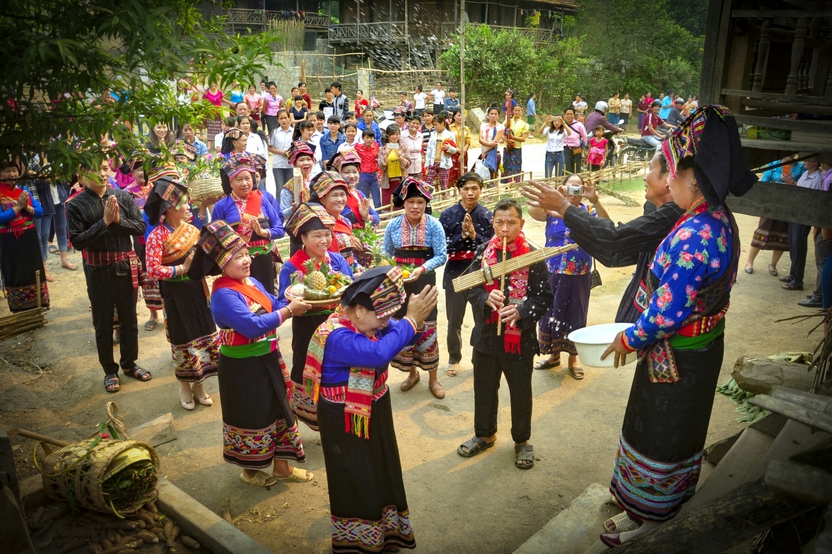 The water splashing festival (Bun Huot Nam) is among the rituals held during the traditional New Year festival of the Lao ethnic group of Dien Bien province to say goodbye to the dry season, wash off bad luck, as well as praying for favourable weather, bumper crops, good health, and luck in the future.