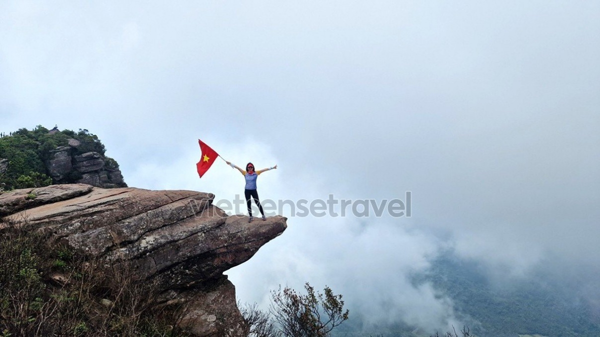 Xuyên mây leo đỉnh Pha Luông