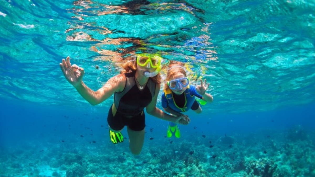 Diving is a water sport that is very popular with young people when coming to Phu Quoc. Seizing the opportunity, many travel firms there offer diving and fishing tours with interesting program designs. (Photo: internet)