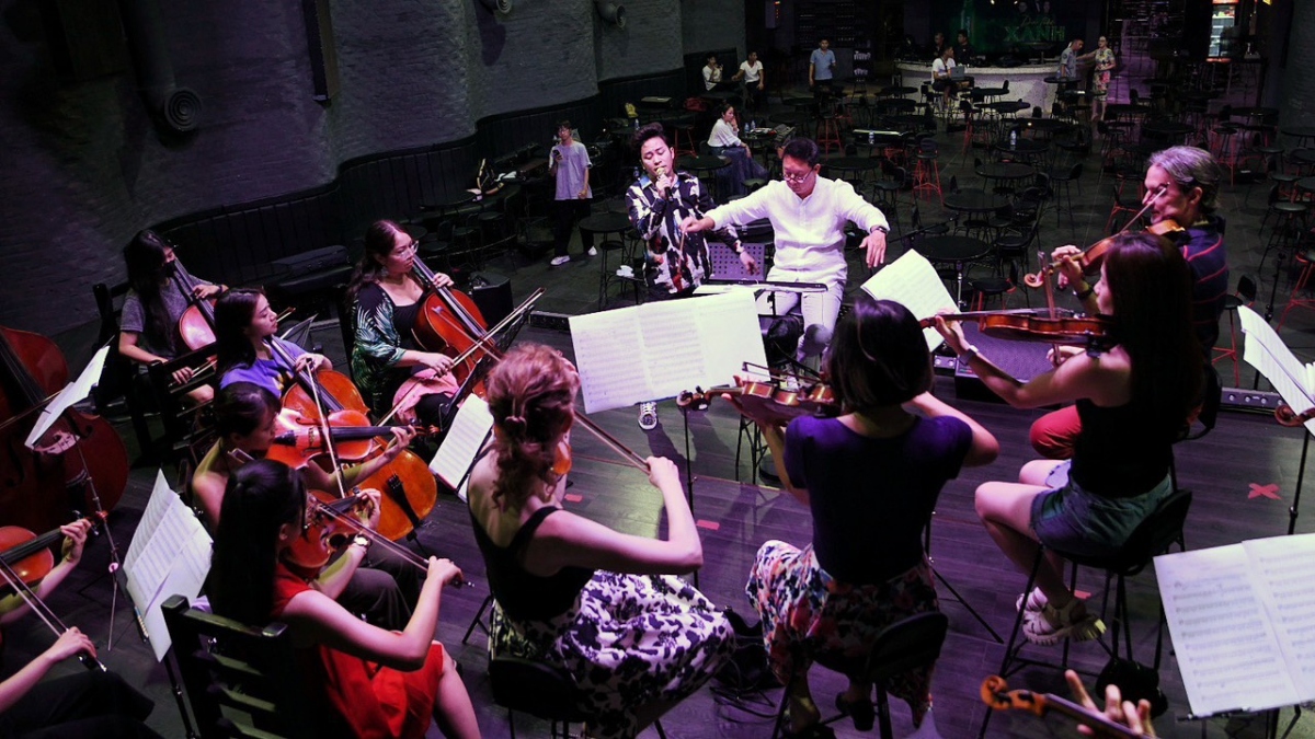 Buổi tập của Divo Tùng Dương và ban nhạc chuẩn bị cho Dạ tiệc Xanh tại SOL8-Live Stage ngày 21/7
