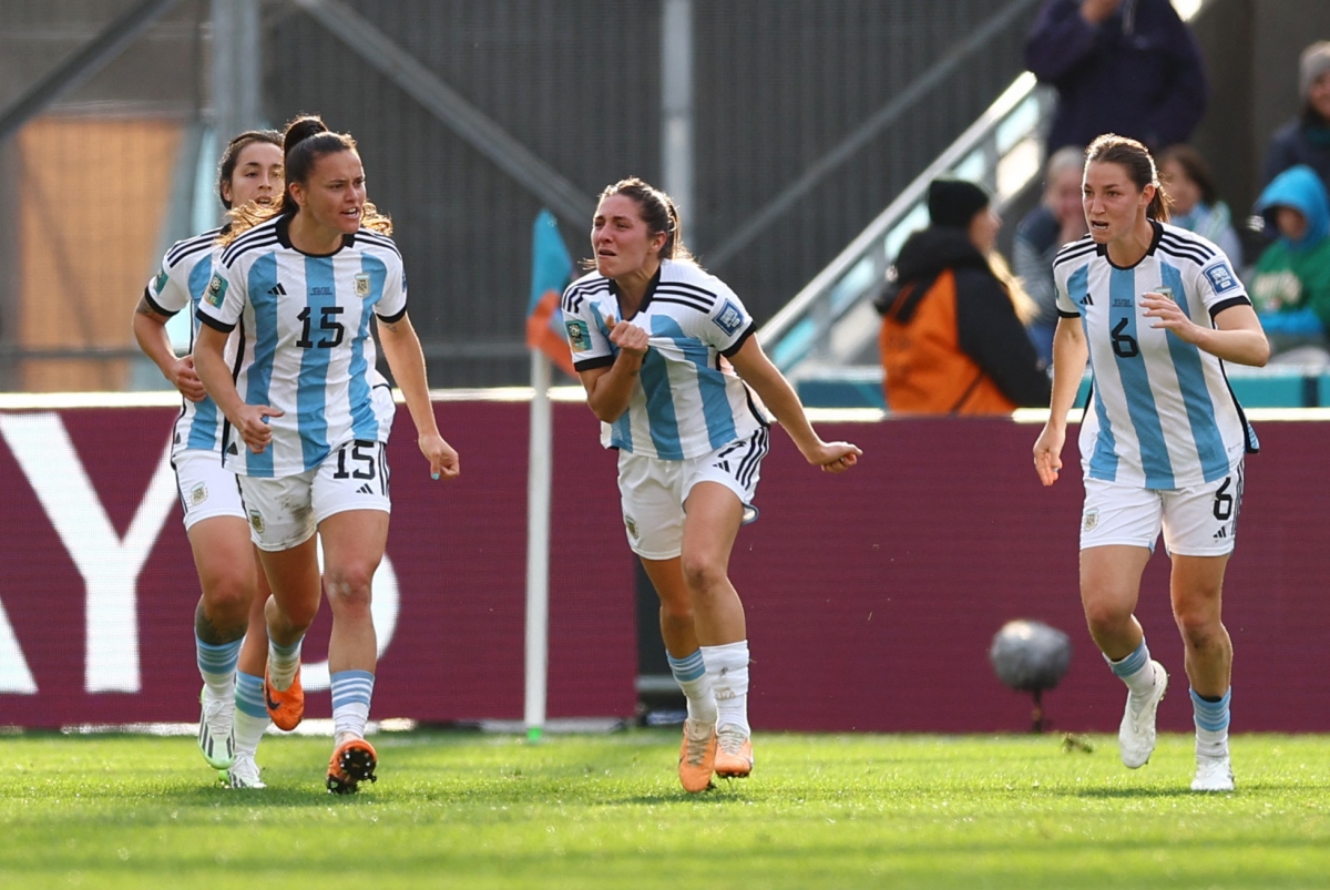 ĐT nữ Argentina liên tiếp ghi 2 bàn trong 5 phút. (Ảnh: Reuters)