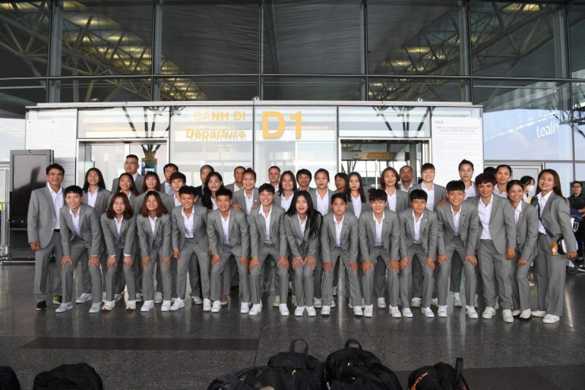 The Vietnamese national women’s football team pose for a photo at Noi Bai Interntional Airport ahead of their departure. (Photo: VFF)