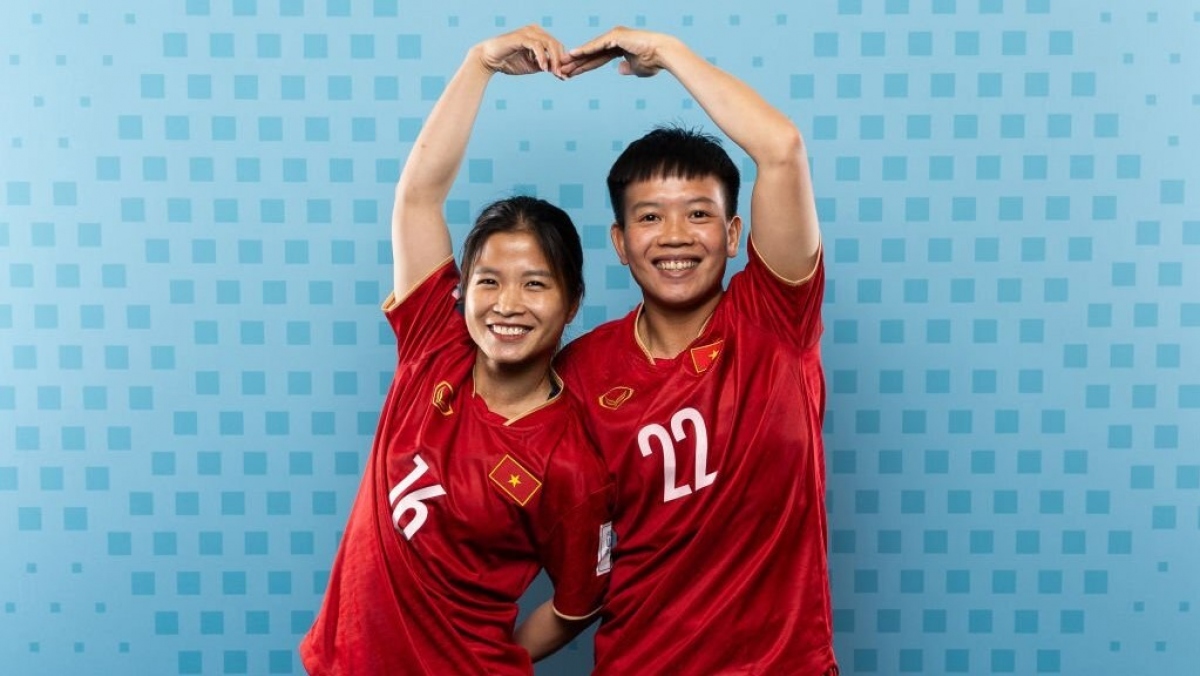 Các cầu thủ của ĐT nữ Việt Nam thoải mái tạo dáng. 