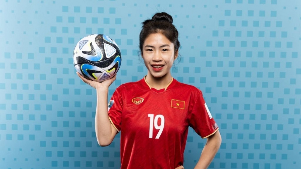 Thanh Nhã nổi bật khi chụp hình cùng trái bóng chính thức của World Cup nữ 2023. 