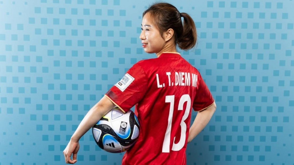Trung vệ Diễm My chụp hình cùng trái bóng thi đấu chính thức của World Cup nữ 2023. 