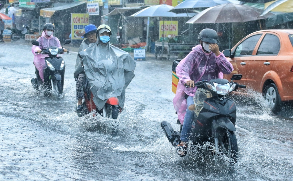 Bão số 1 gây mưa lớn ở Bắc và Trung Bộ