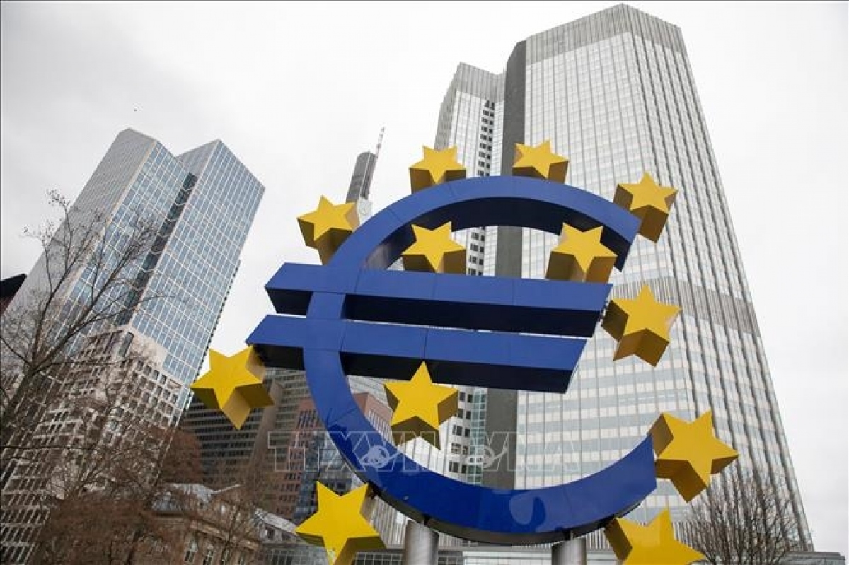 Biểu tượng đồng euro ở phía trước trụ sở Ngân hàng trung ương châu Âu ở Frankfurt, Đức. Ảnh: AFP/TTXVN