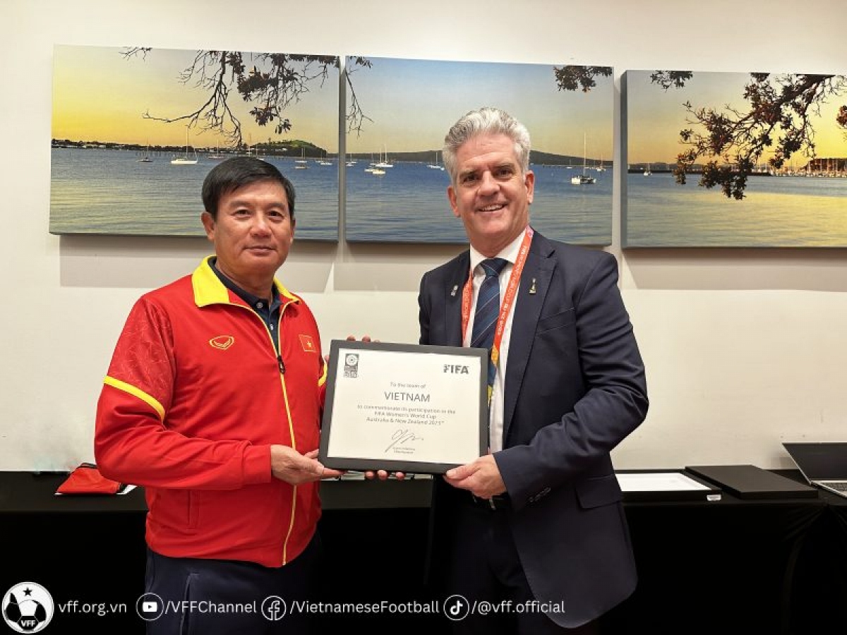 Đại diện FIFA trao bảng danh vị chứng nhận ĐT nữ Việt Nam tham dự VCK World Cup nữ 2023 tại New Zealand và Australia. Trưởng đoàn Trương Hải Tùng đại diện toàn đội nhận bảng danh vị. (Ảnh: VFF)