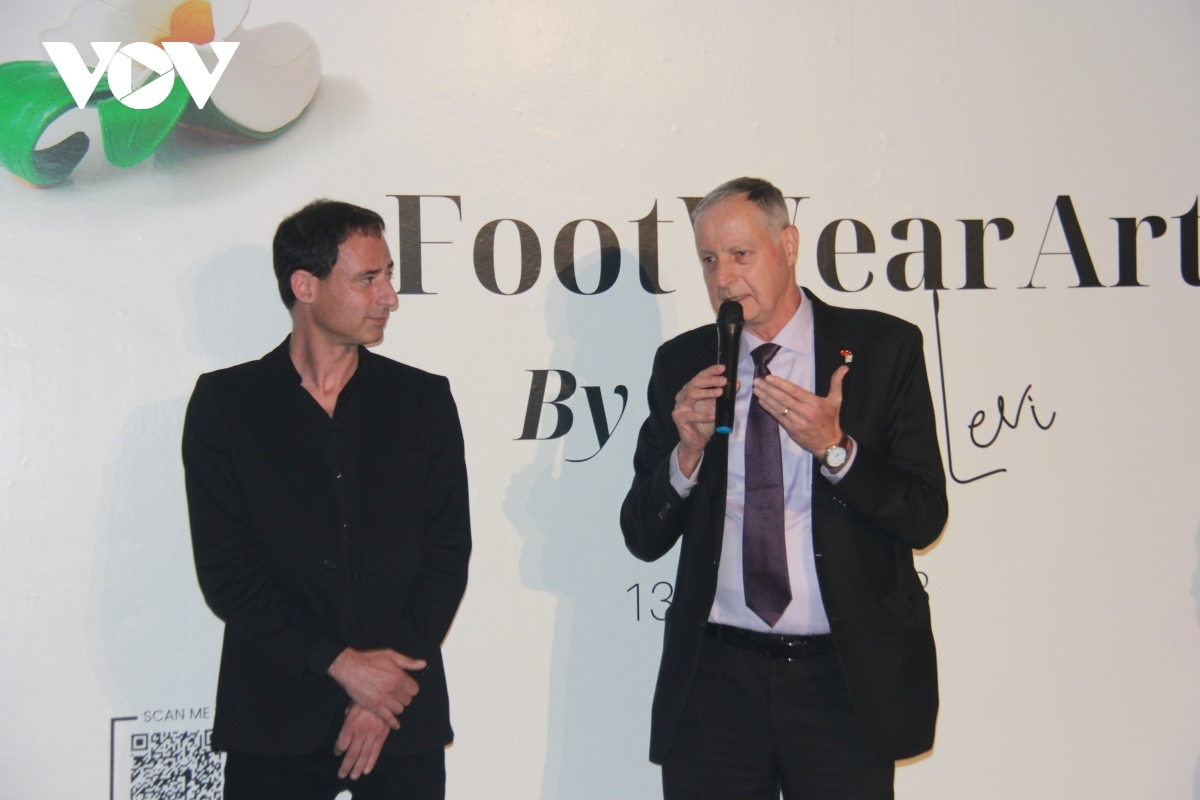 In his opening remarks, Israeli Ambassador to Vietnam Yaron Mayer (R) notes with satisfaction the growing relations between Israel and Vietnam over the past three decades, and says the exhibition with impressive shoes on display boasting a combination of cultural and artistic values is part of activities to mark the 30th anniversary of the joint diplomacy.