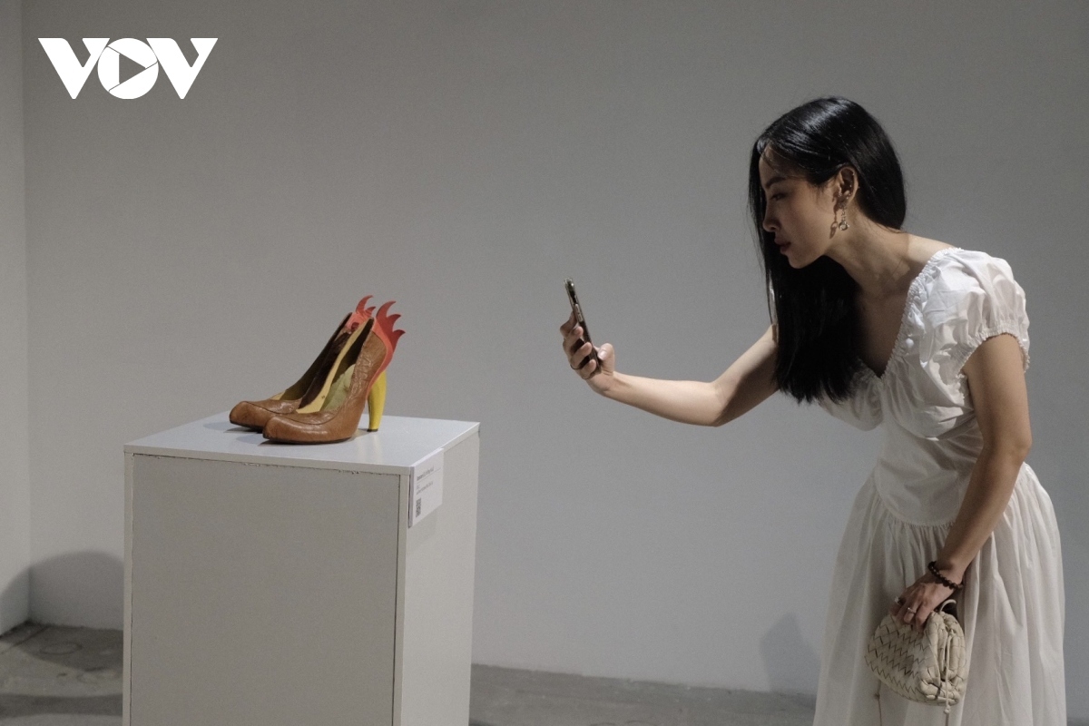 The exhibition organised by the Embassy of Israel in Vietnam in collaboration with Vincom Center for Contemporary Art (VCCA) enables the Vietnamese fashion world and audience enjoy works of art that lie on the fine line between consumer products and fantasy produced by Kobi Levi.