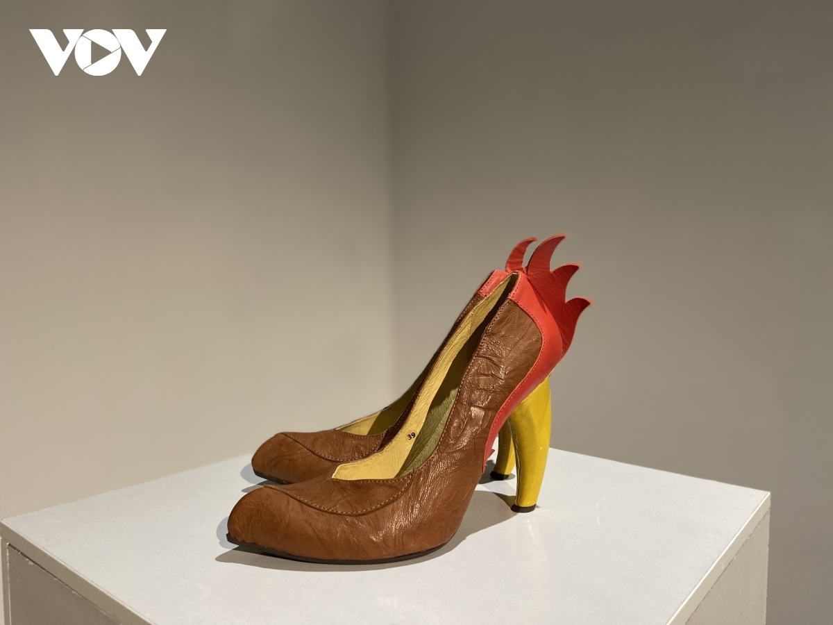 Twenty-four of his artworks represent a diverse range of his iconic creations, including the chewing-gum design worn by singer Fergie in the MV “M.I.L.F.$”.