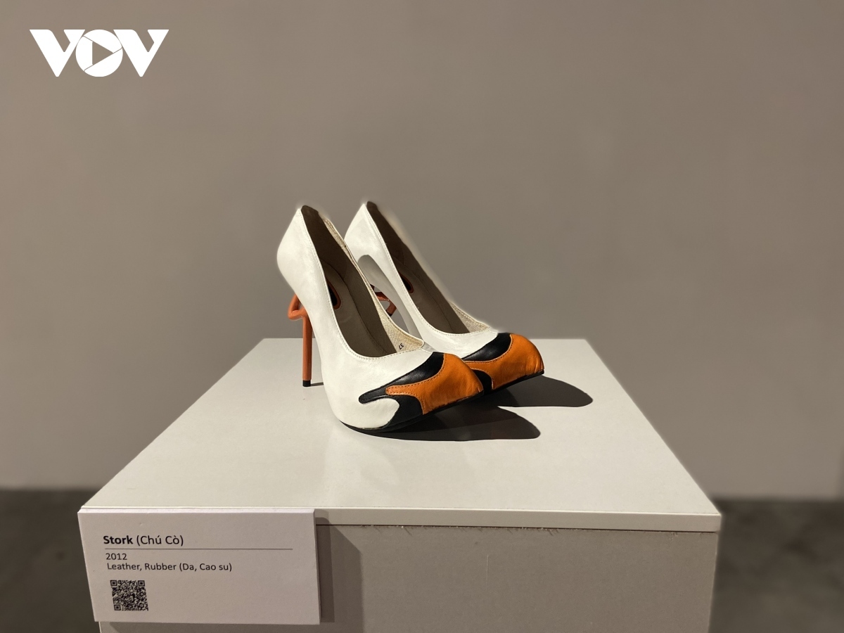 Kobi Levi also prepares a special design inspired by Vietnam, including a design featuring the stork (Chú cò). Also on display are banana shoes, harp shoes, xylophone shoes, and others in elaborate surprise shapes.