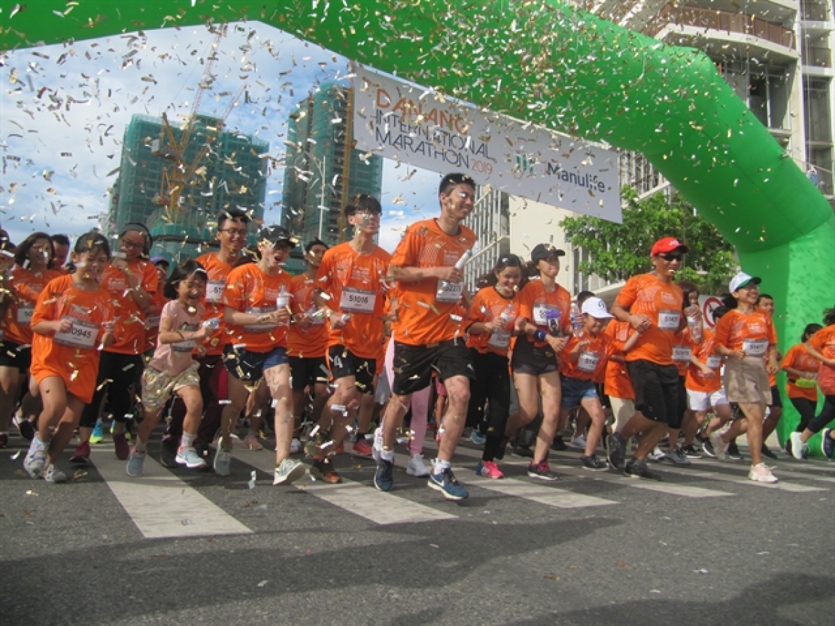 Runners start the 5km FunRun at the Manulife Danang International Marathon. It will host around 9,000 runners in 2023. VNS Photo Cong Thanh 